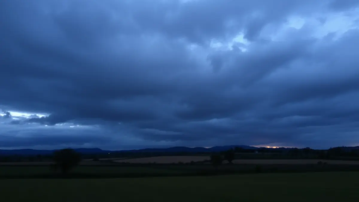 Imagen genérica de un cielo nublado sobre un paisaje rural gallego al amanecer, sugiriendo actividad sísmica.