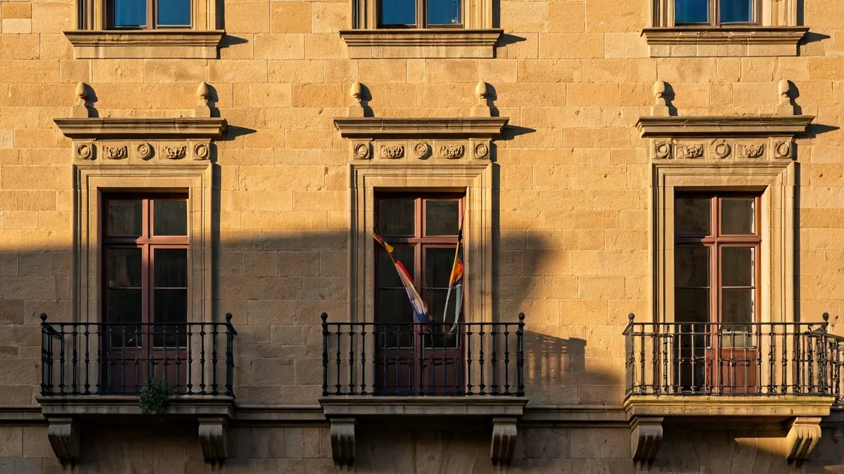 Fachada do Concello de Soutomaior coa luz do sol da tarde.