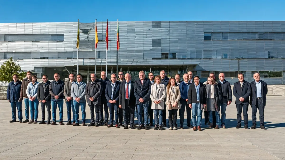 Imaxe xenérica de persoas diversas fronte a un edificio municipal, simbolizando oportunidades de emprego.