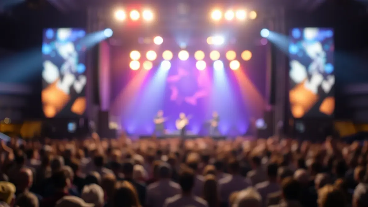 Imaxe xenérica dun concerto con luces brillantes e multitude.