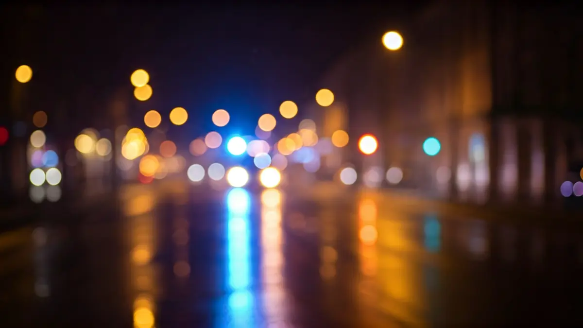 Imaxe xenérica de luces de emerxencia e fume nunha rúa escura.