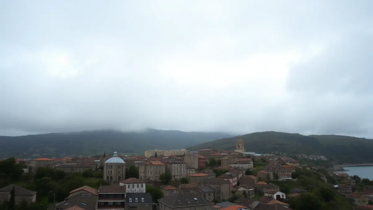 Ceo cuberto con nubes altas sobre unha vila costeira galega.