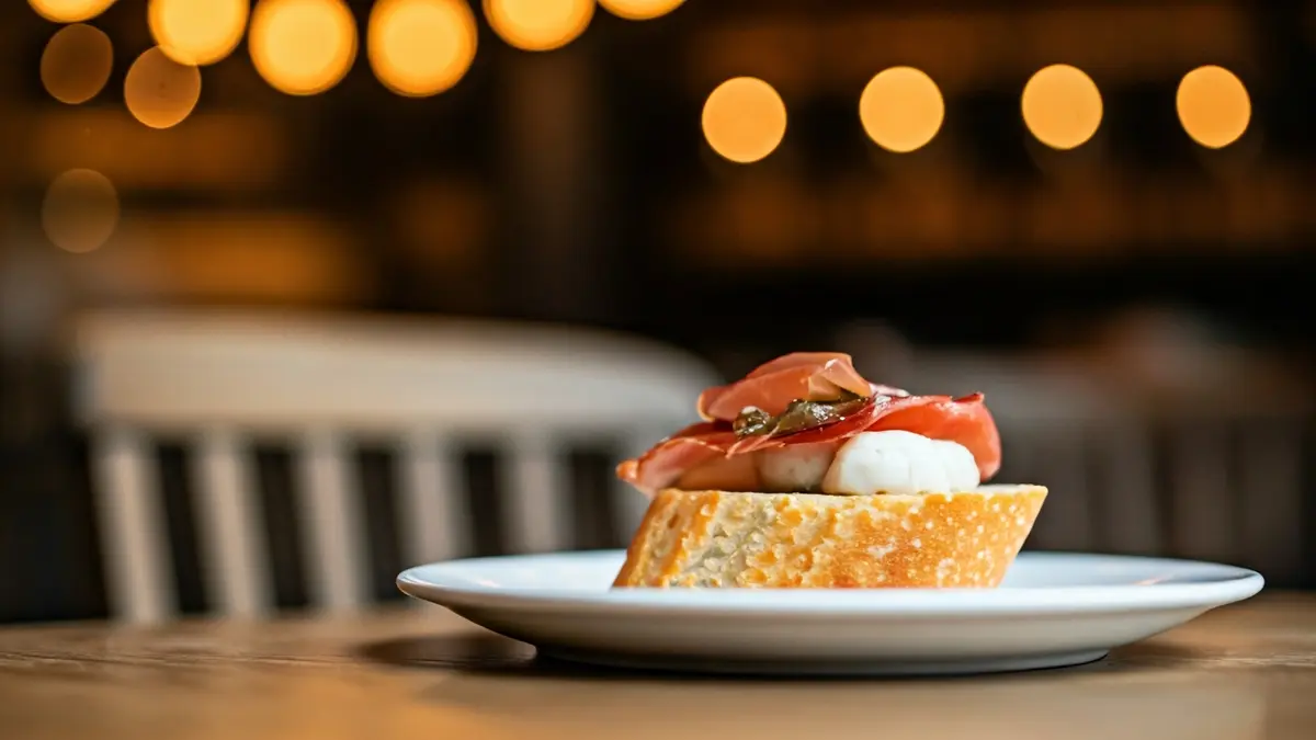 Imaxe xenérica dunha tapa gourmet nun prato pequeno, con ingredientes frescos e coidada presentación.