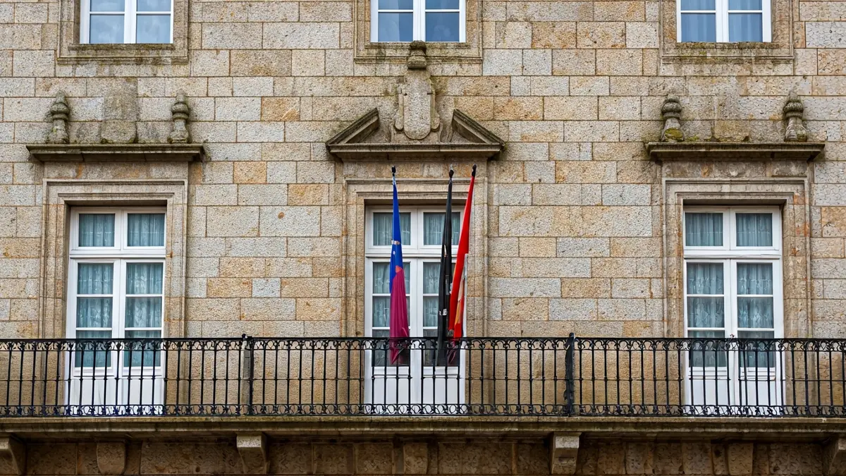Imagen de la fachada de un ayuntamiento gallego