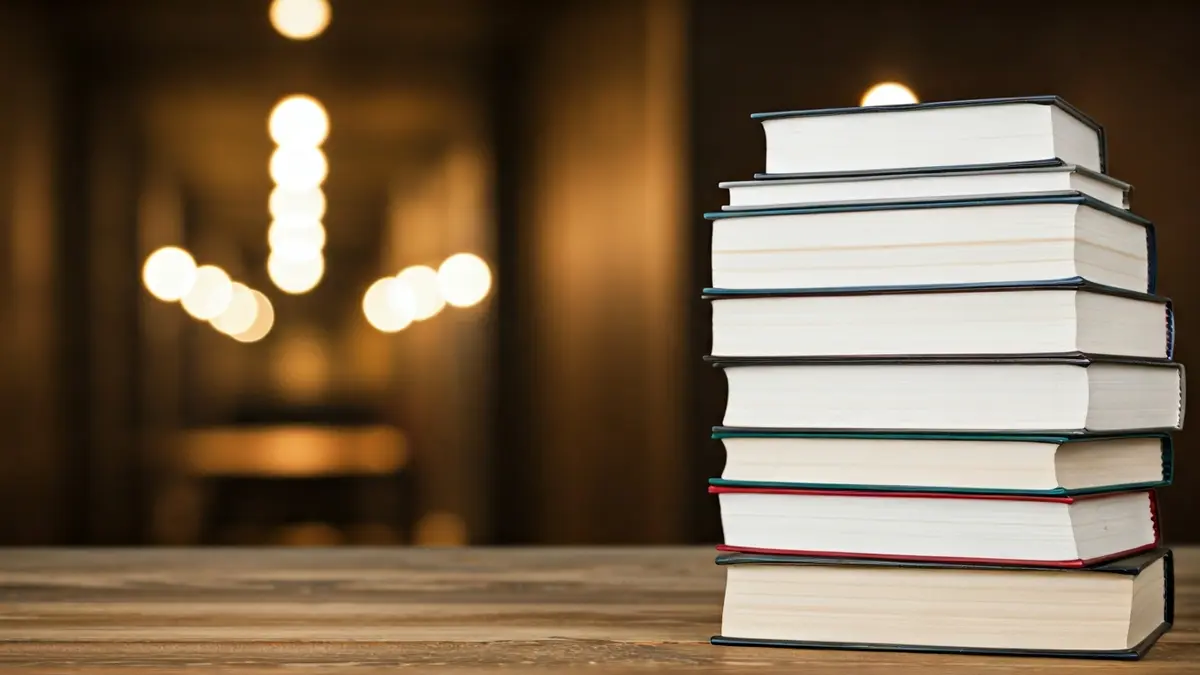 Imaxe xenérica de libros sobre unha mesa, simbolizando a lectura e a literatura.
