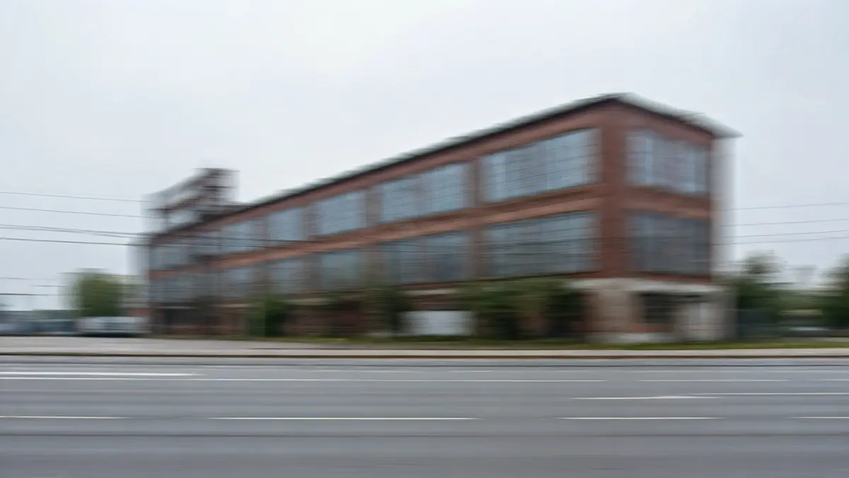 Imagen genérica de un edificio industrial vacío y tapiado.