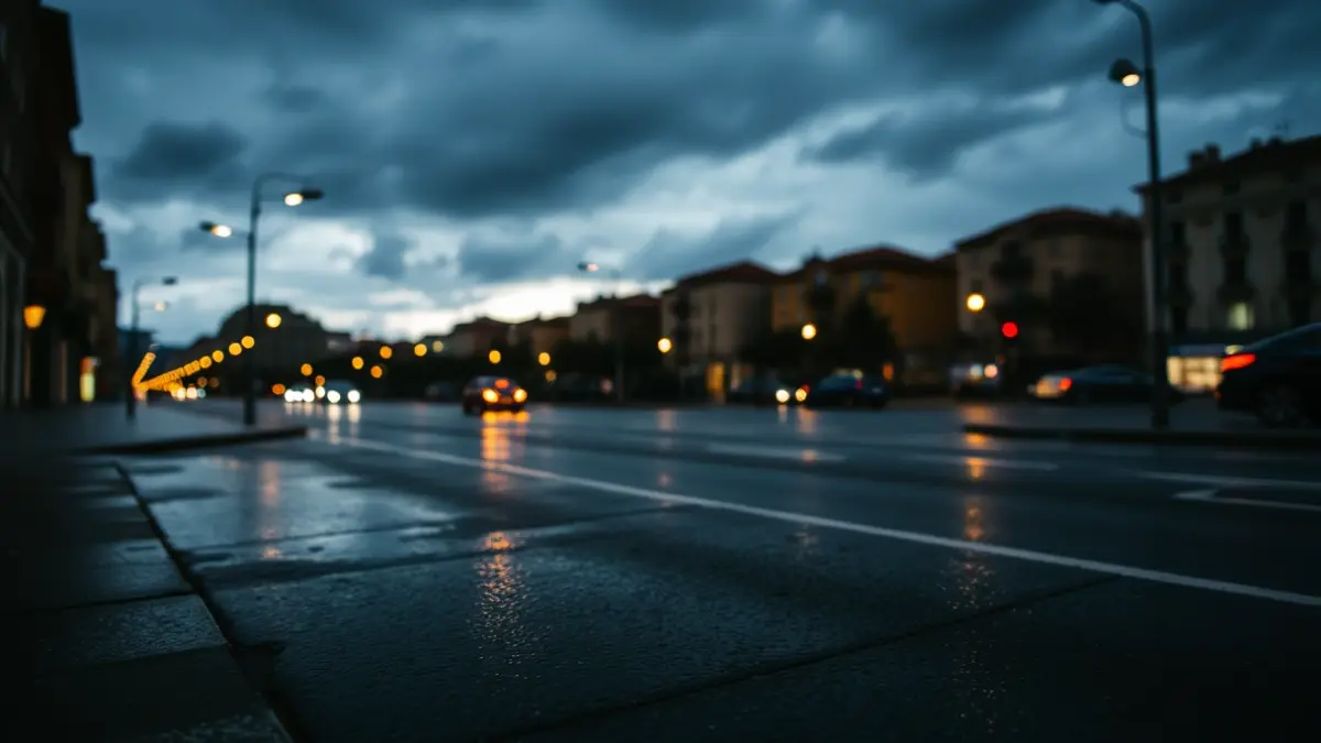Imagen de una calle de Vigo con asfalto mojado y cielo nublado, sugiriendo la llegada de una tormenta.