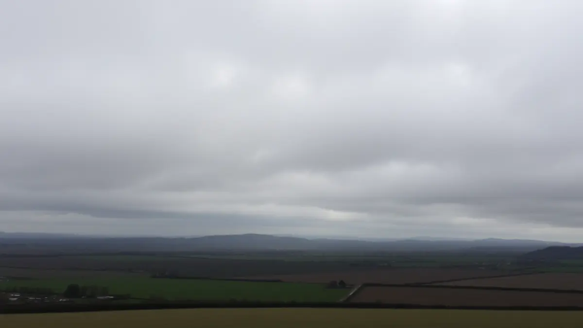 Imagen genérica de un cielo cubierto sobre un paisaje rural gallego.