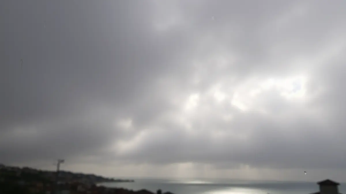 Imaxe xenérica dun ceo cuberto con nubes altas sobre unha vila costeira galega.