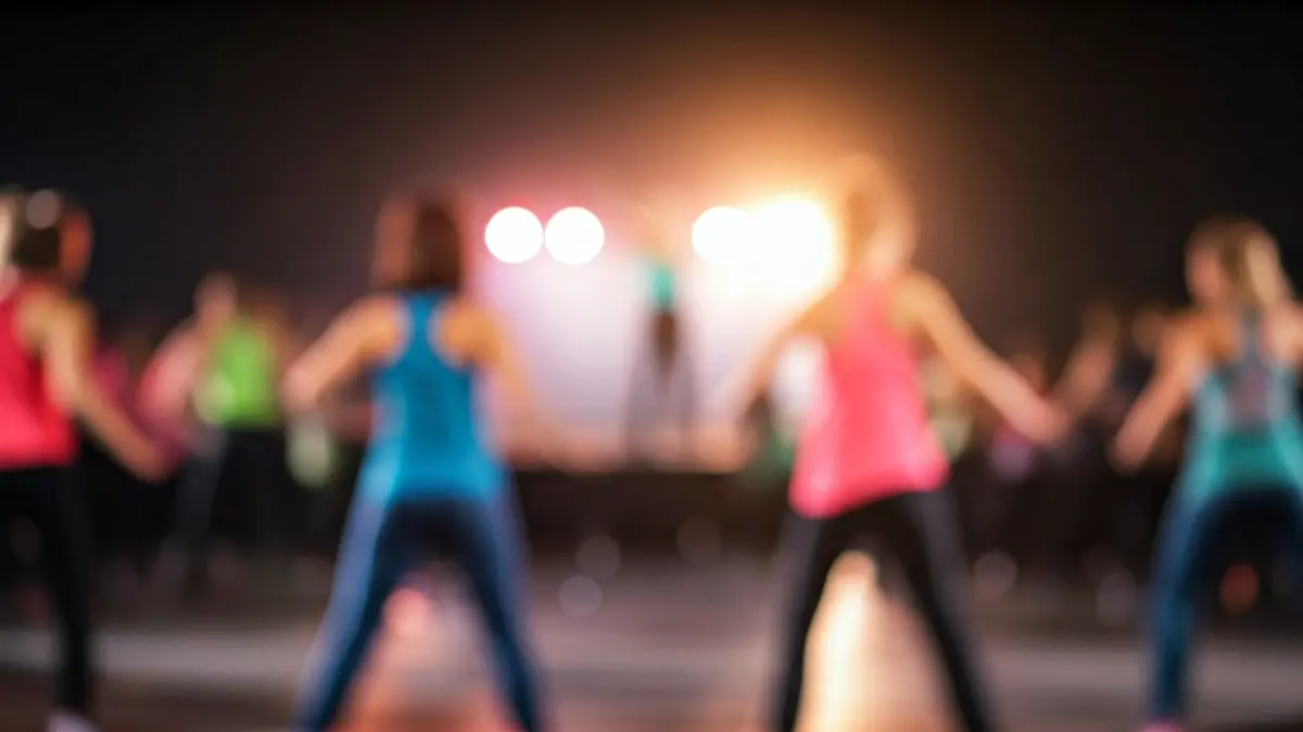 Imaxe xenérica dunha clase de zumba con participantes en movemento.