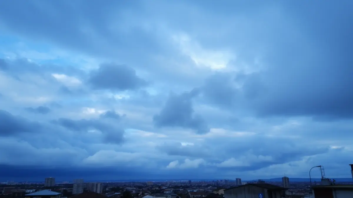 Imagen genérica de nubes de lluvia sobre una ciudad costera.