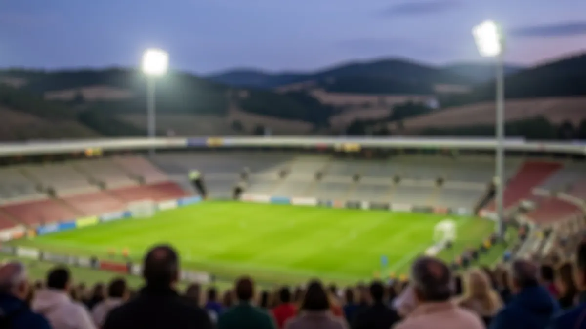 Imaxe xenérica dun estadio de fútbol baleiro ao anoitecer.