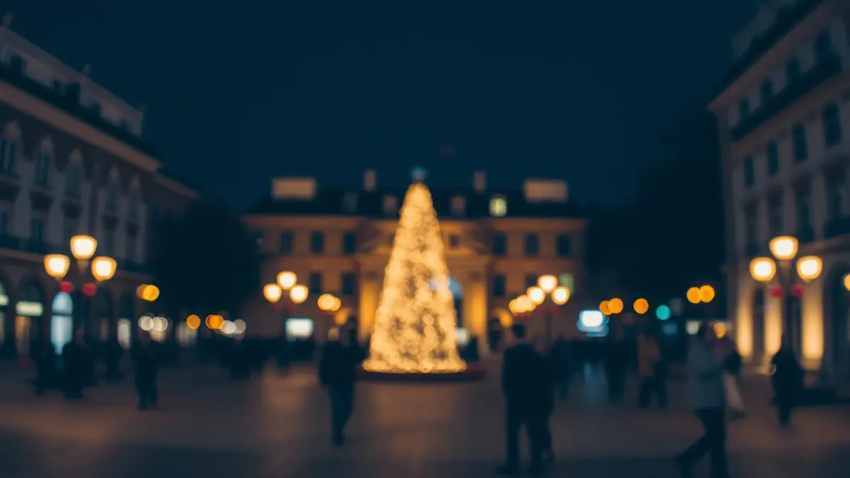 Imaxe xenérica dunha praza urbana de noite, con luces cálidas e ambiente festivo.