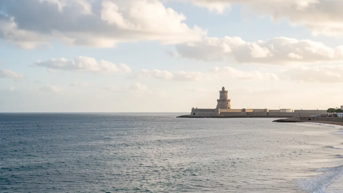 Imaxe xenérica da costa da Coruña coa Torre de Hércules ao lonxe.