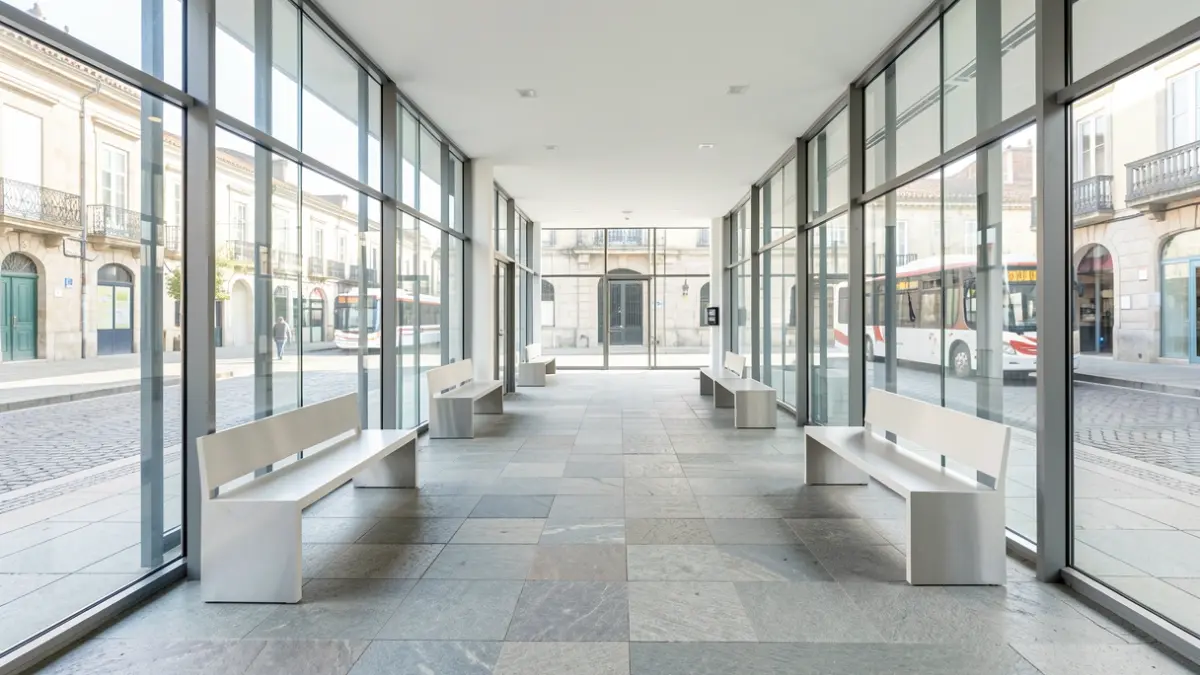 Imaxe da estación de autobuses de Pontevedra nunha zona de espera moderna.