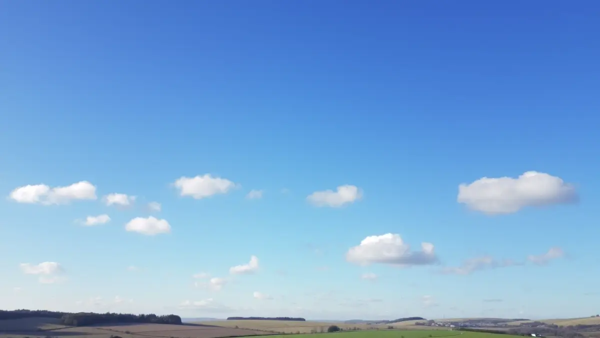 Imaxe xenérica dun ceo despexado con nubes altas sobre unha paisaxe galega.