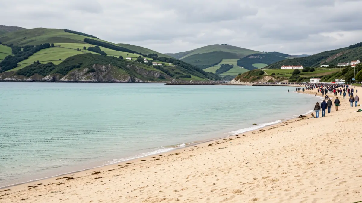 Imagen genérica de la costa gallega con una playa de arena y aguas tranquilas.