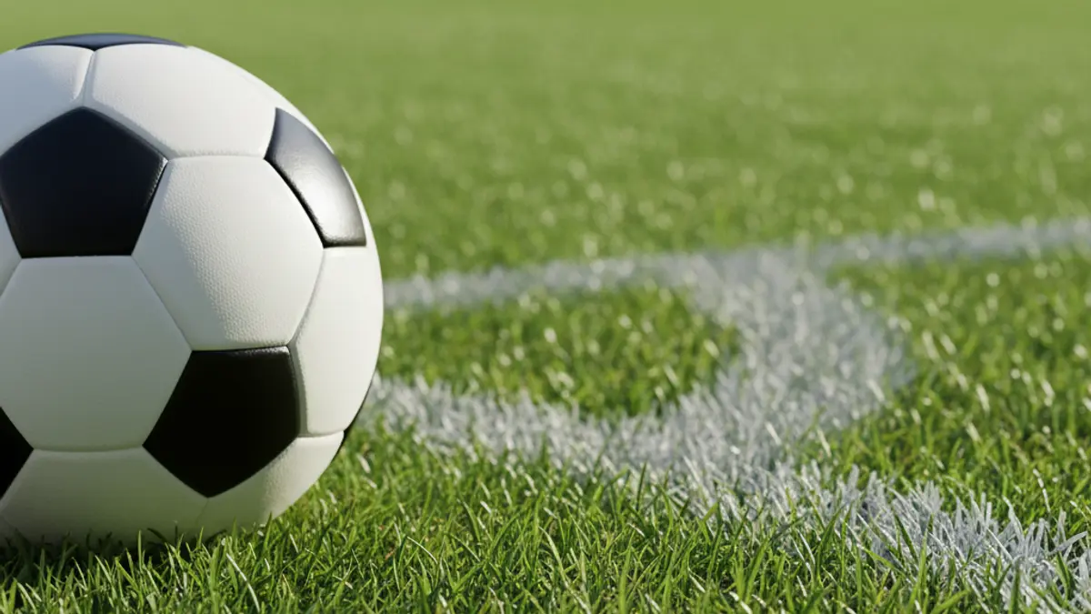 Imaxe xenérica dun balón de fútbol sobre herba verde nun campo de xogo.