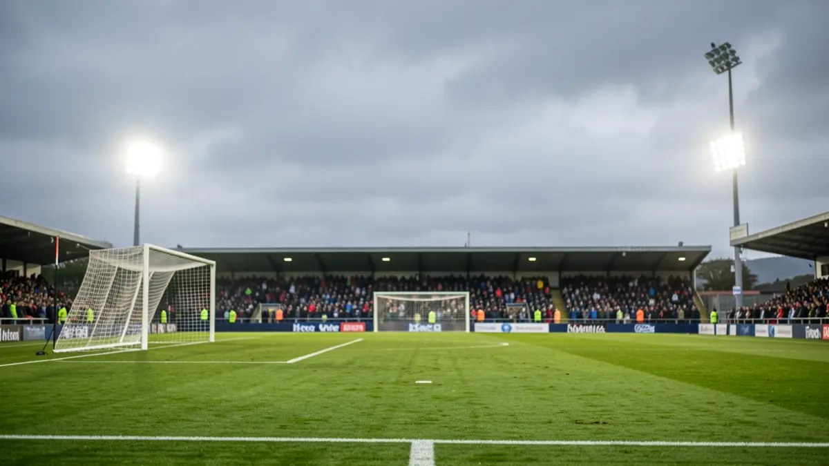 Imaxe xenérica dun campo de fútbol galego con céspede e porterías.