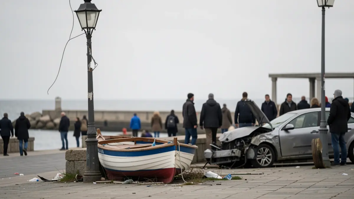 Imaxe dun coche esnaquizado contra unha farola e unha barca nun porto.