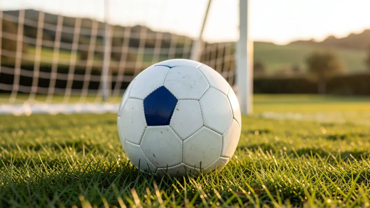 Imaxe xenérica dun balón de fútbol sobre herba