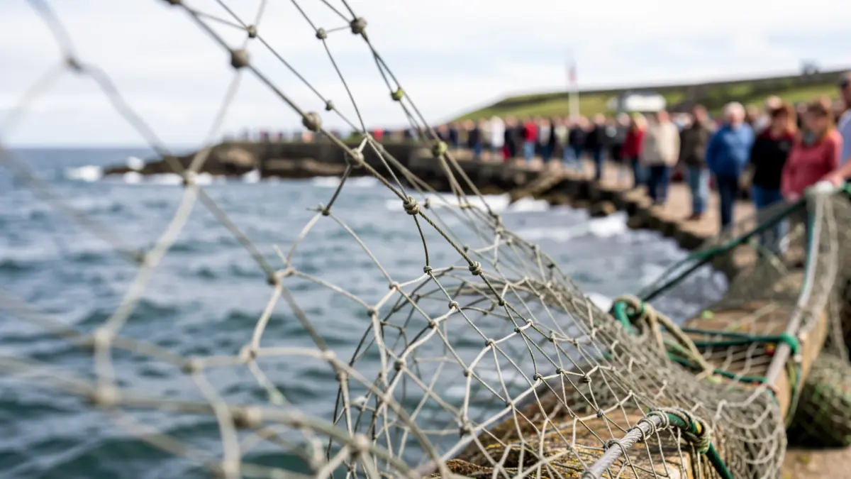 Primeira plana dunha rede de pesca con Galicia de fondo.