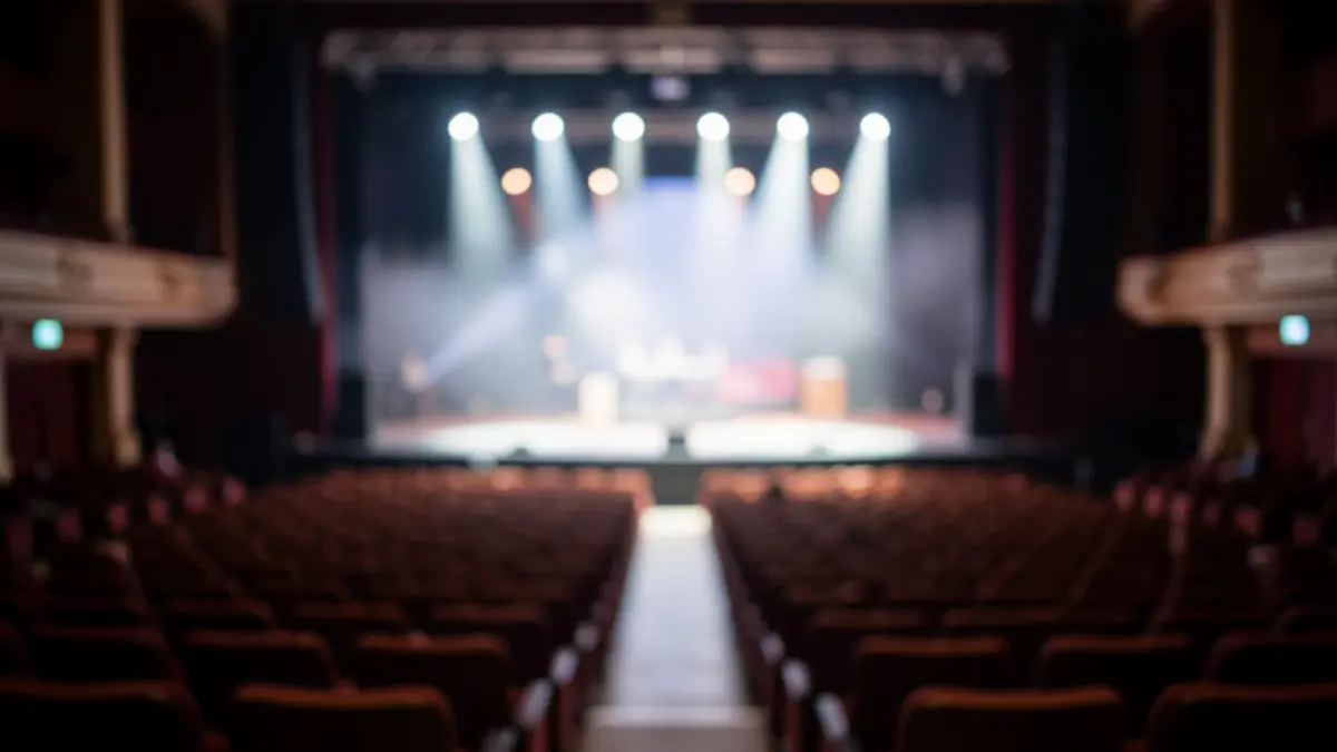 Imagen genérica de un escenario de concierto vacío y con poca luz.