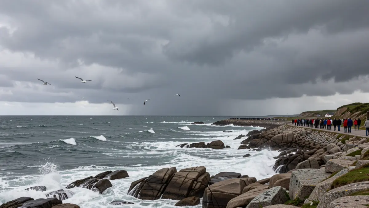 Imaxe xenérica de nubes de tormenta sobre o mar na costa galega.