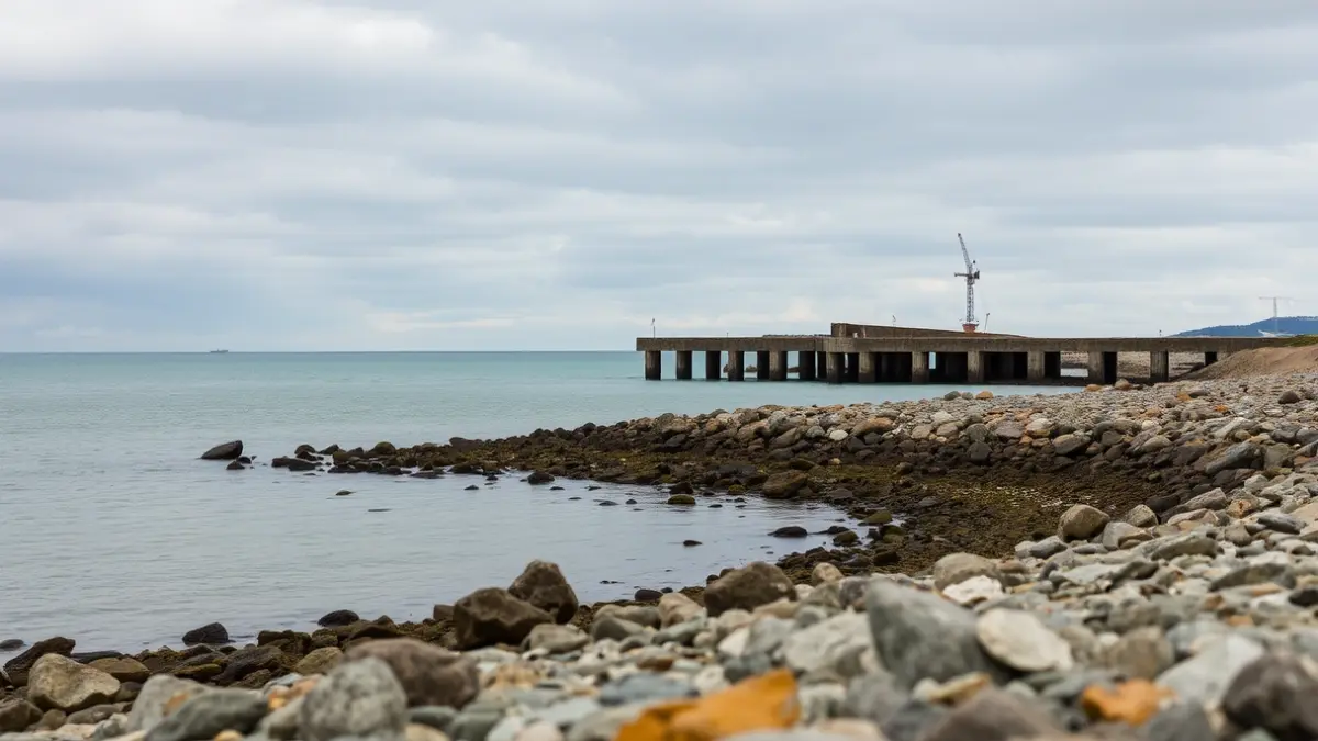 Imagen de un espigón en proceso de retirada en un puerto gallego.