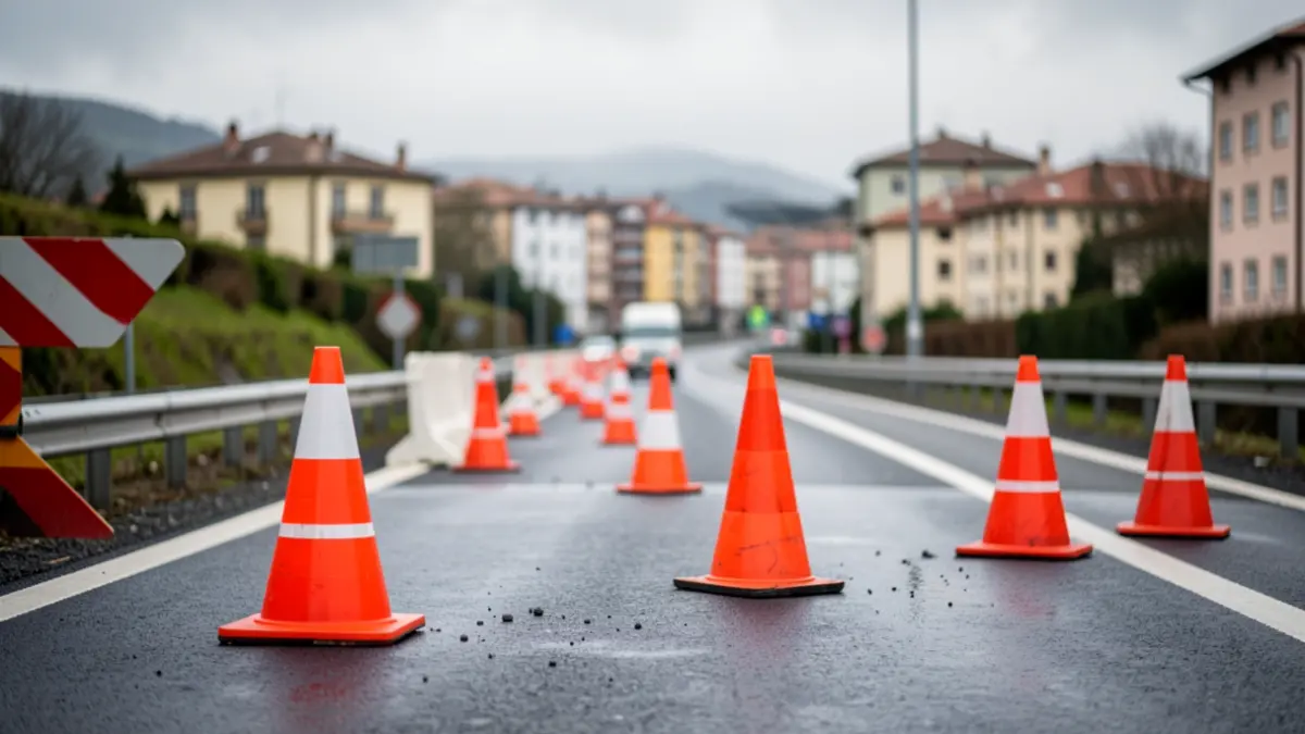 Imagen genérica de obras en la carretera con señalización de tráfico.