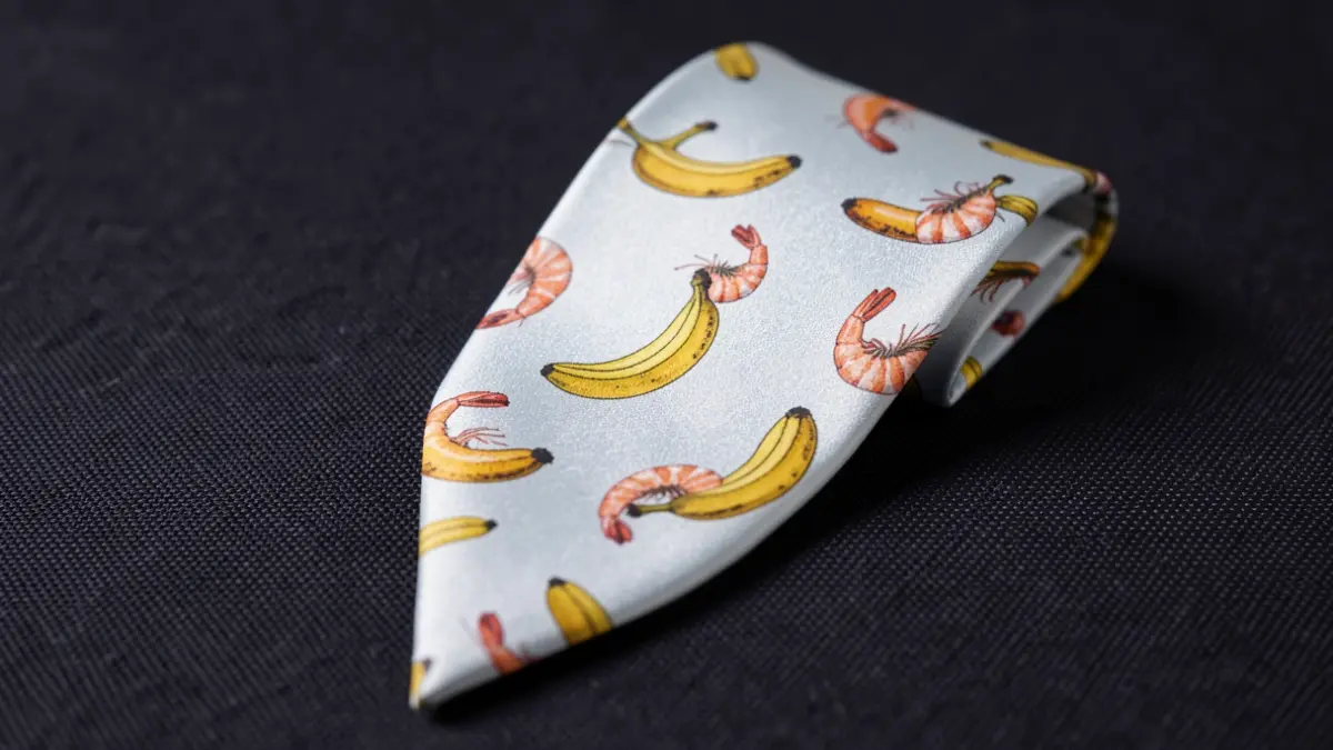 Primera imagen de una corbata con un diseño crítico.