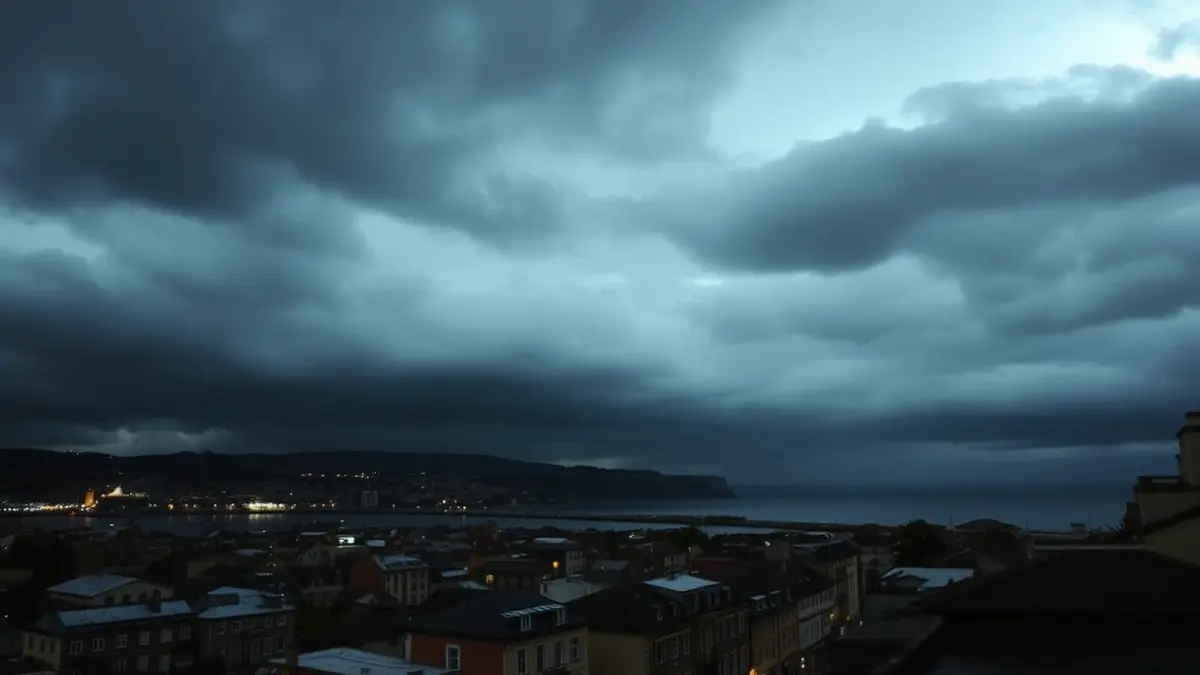 Imagen genérica de un día cubierto y lluvioso en una ciudad costera.