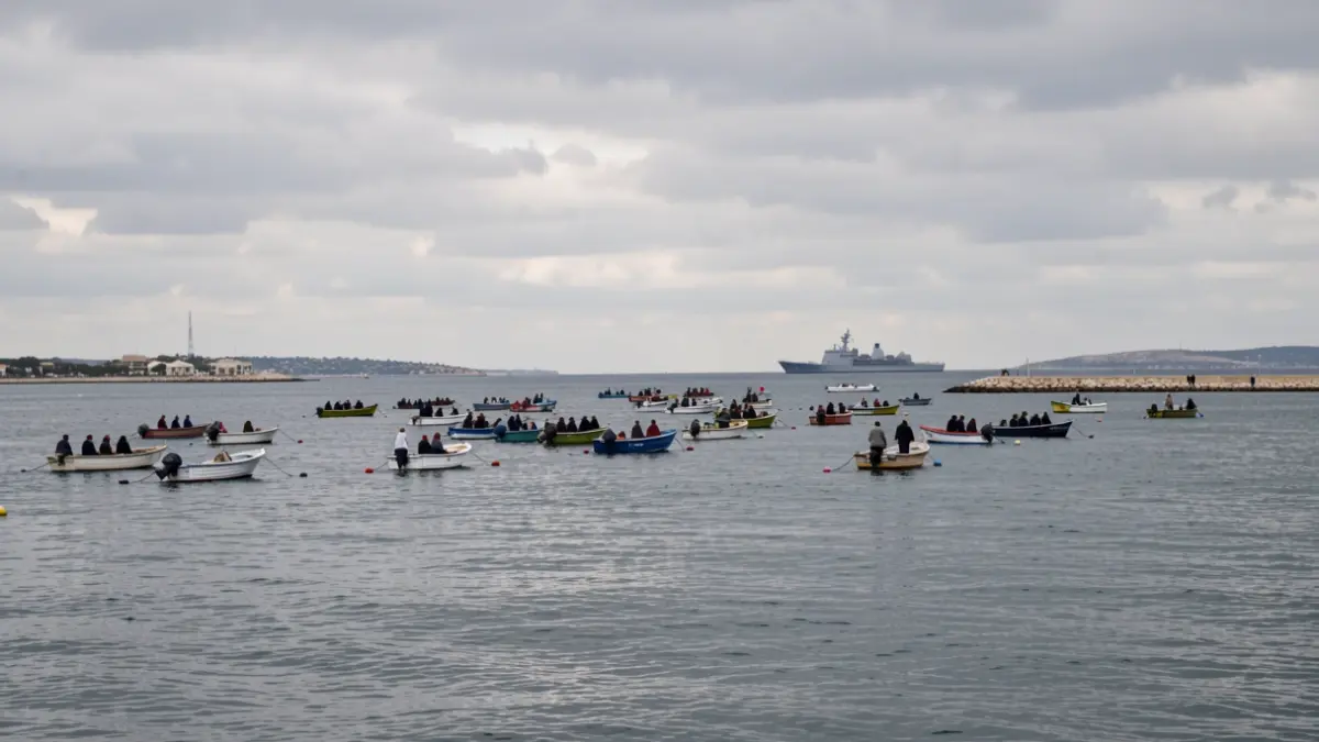 Imaxe xenérica dunha flotilla de barcos no mar con barcos militares á distancia.