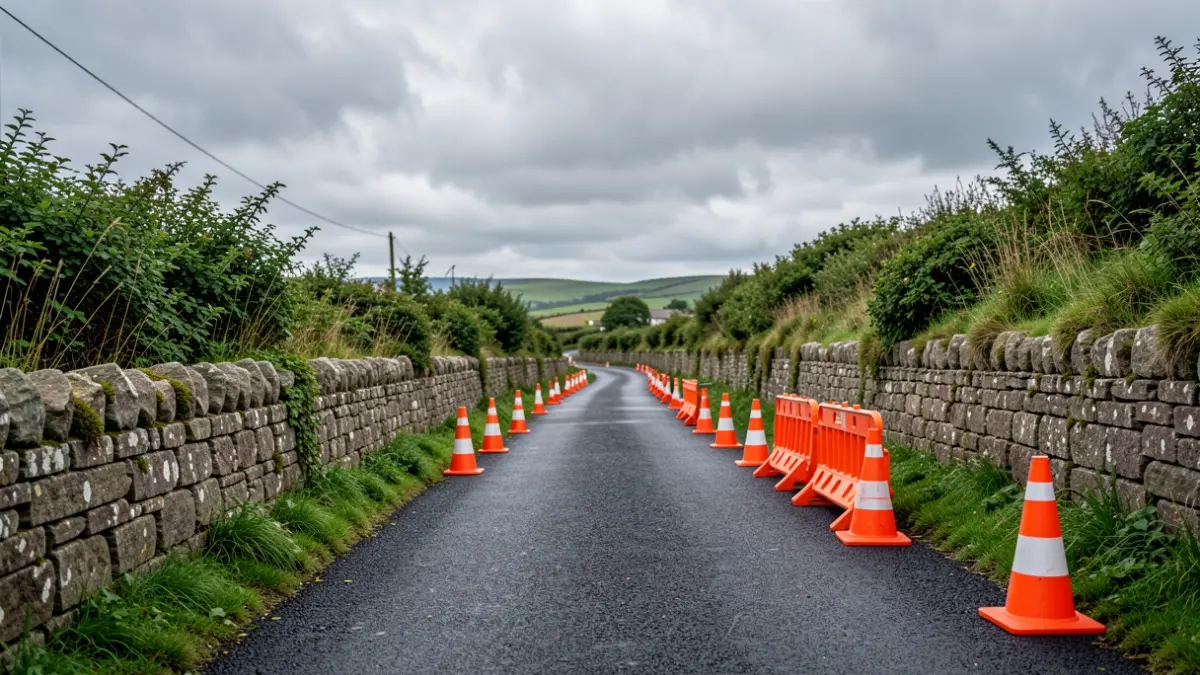 Imaxe xenérica dun tramo dunha estrada rural galega pechada por obras.