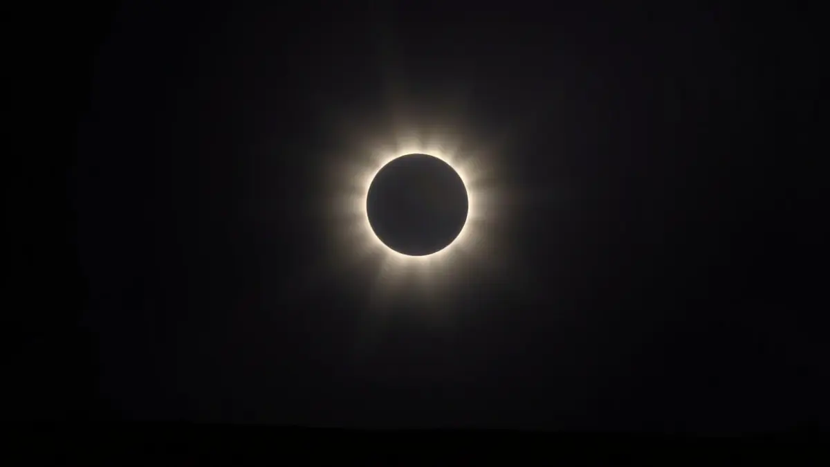 Imaxe xenérica dun eclipse solar total.