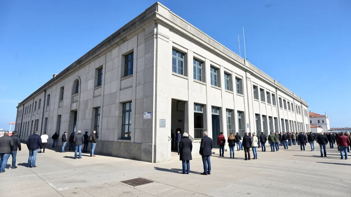 Imagen genérica de un edificio de una base naval en Ferrol, Galicia.