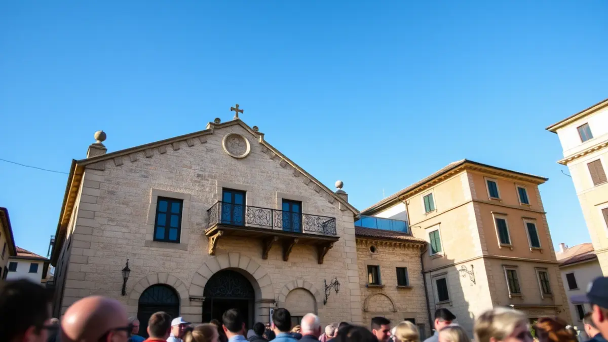 Imagen de la fachada de un ayuntamiento gallego con balcón de hierro forjado y luz solar.