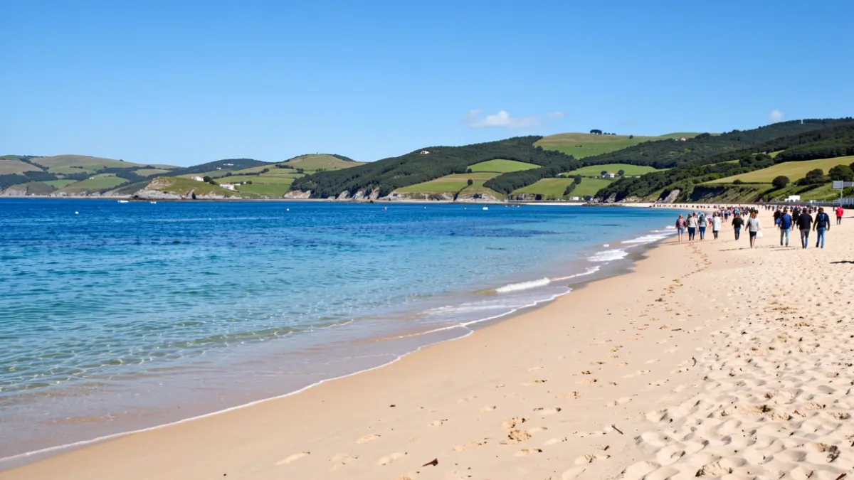 Imaxe xenérica dunha praia galega con area e auga cristalina.