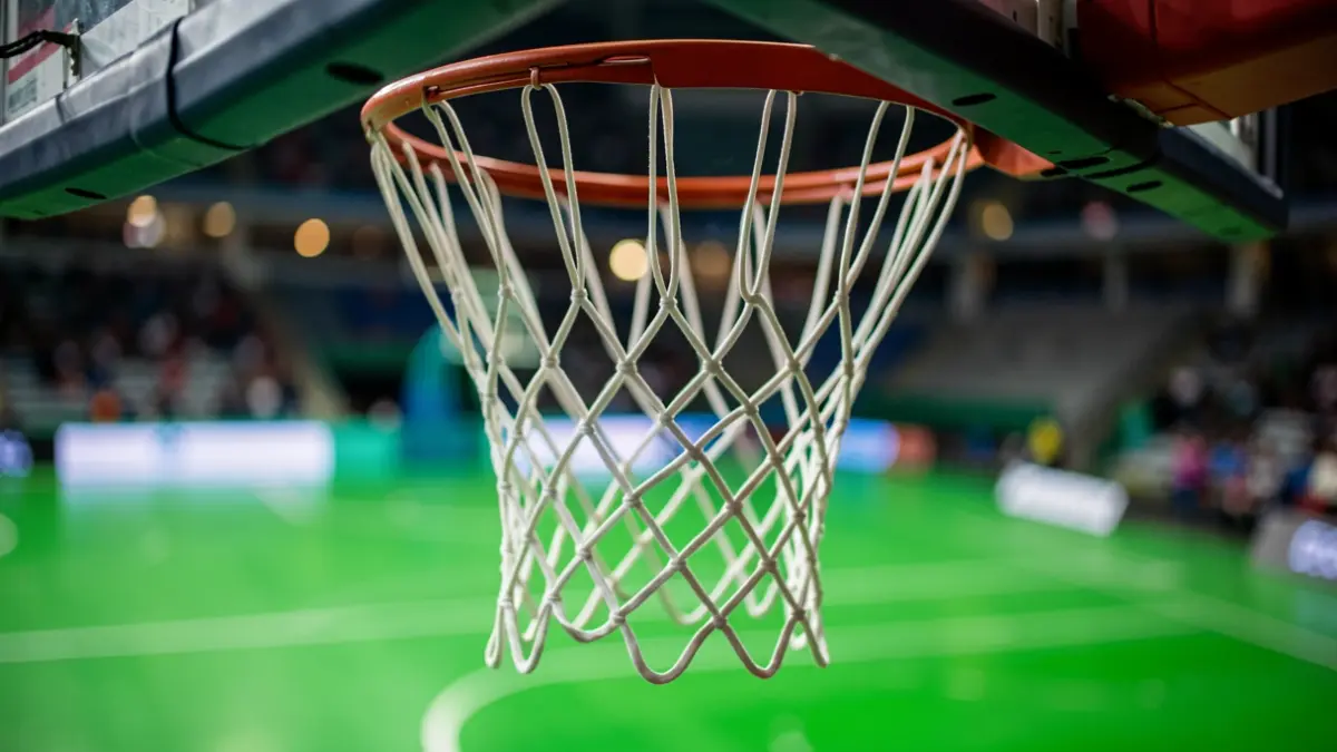 Imaxe xenérica dunha canastra de baloncesto nun pavillón.