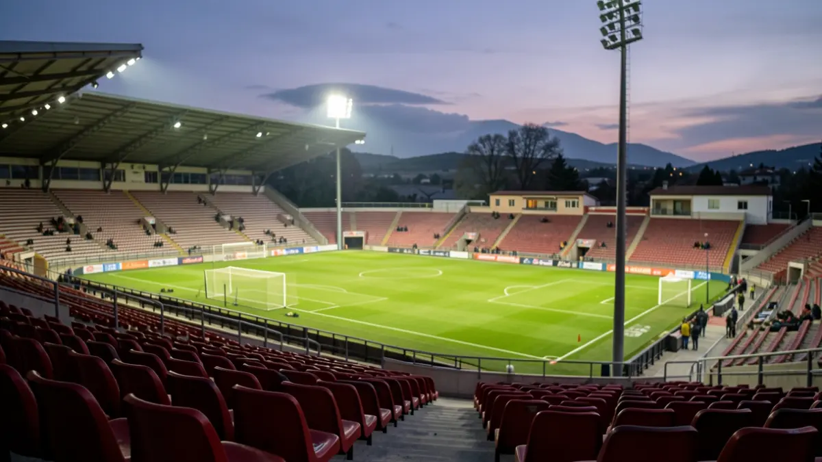 Imagen genérica de un estadio de fútbol gallego vacío al anochecer.