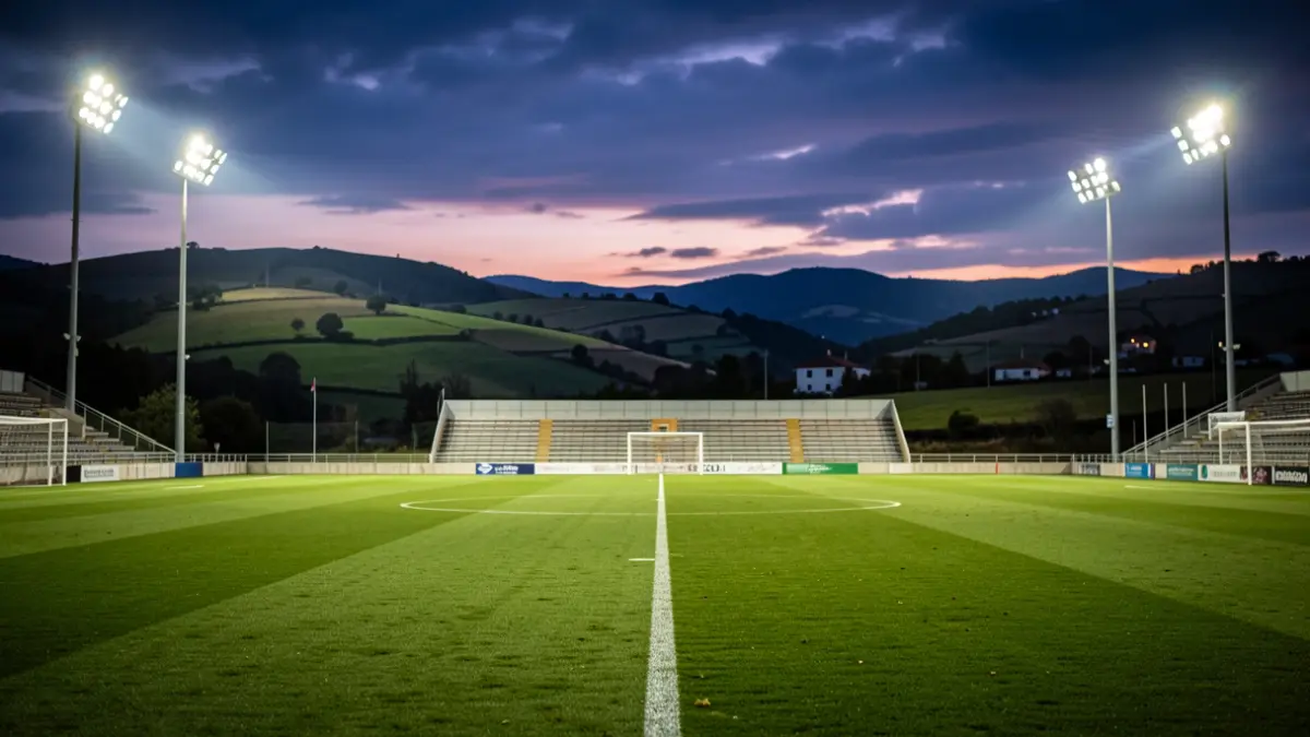 Imagen genérica de un campo de fútbol con iluminación nocturna.