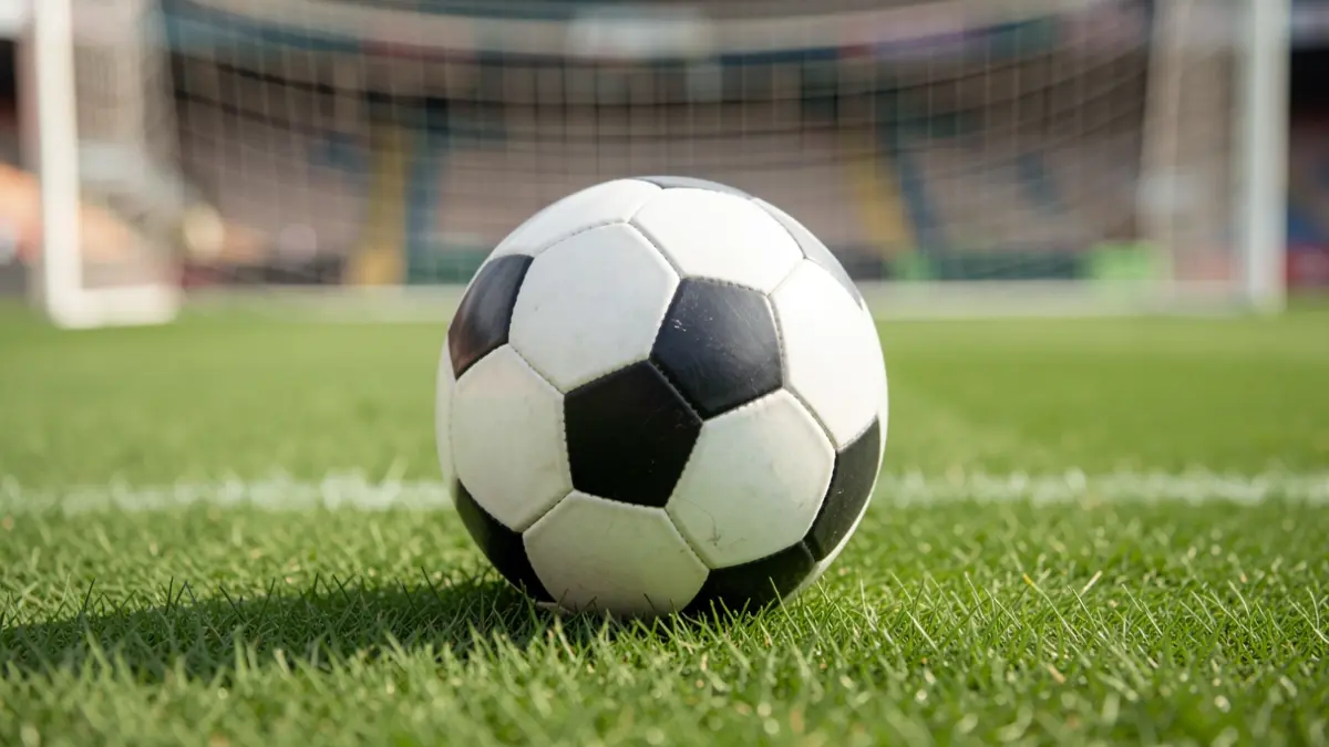 Imaxe xenérica dun balón de fútbol sobre o céspede dun estadio.