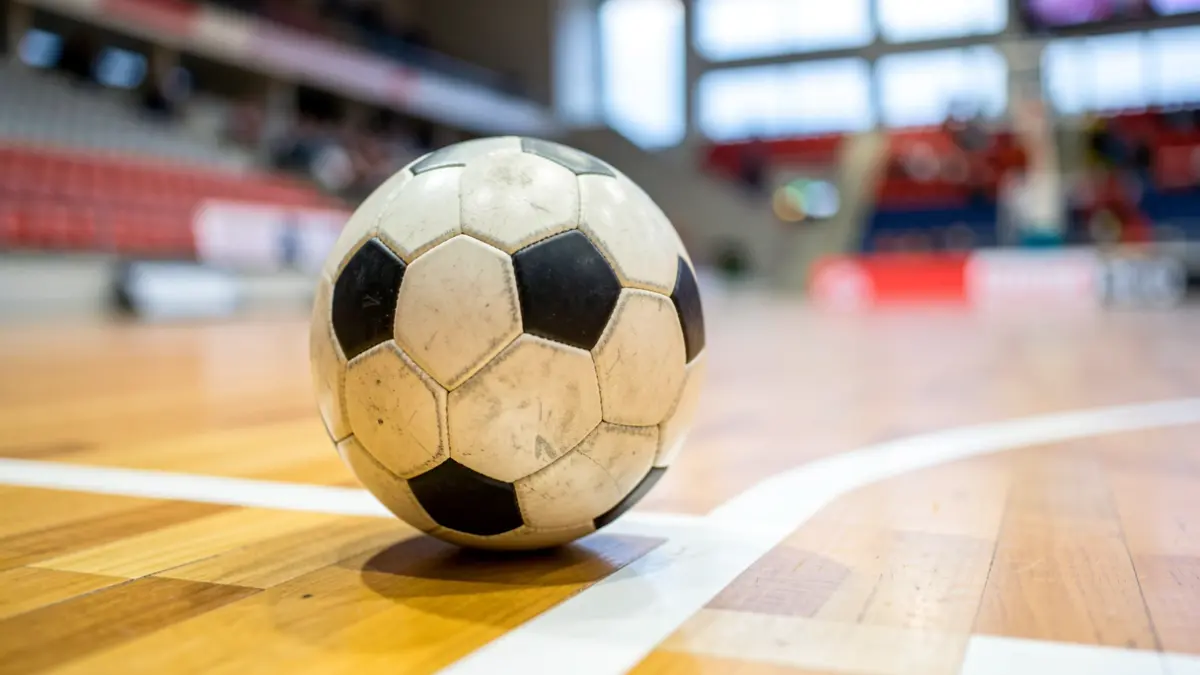Imagen genérica de un balón de balonmano en una cancha.