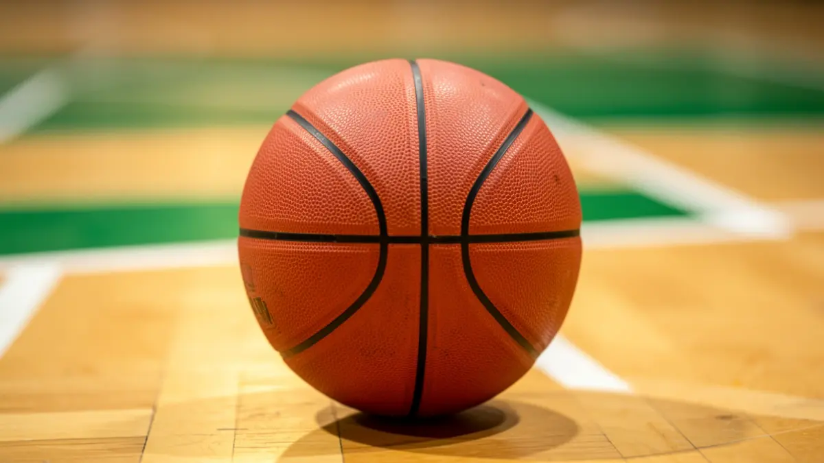 Imaxe xenérica dunha pelota de baloncesto nunha cancha.