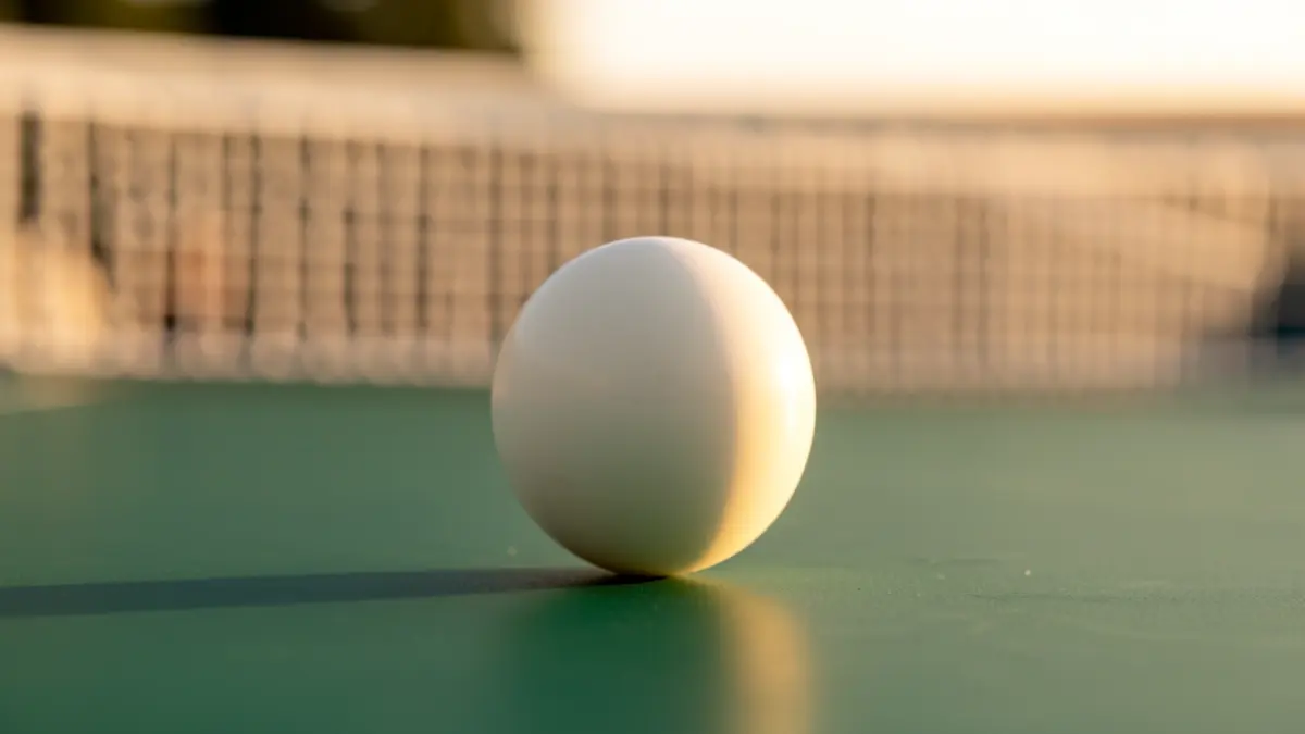 Imaxe xenérica dunha pelota de tenis de mesa sobre a mesa.
