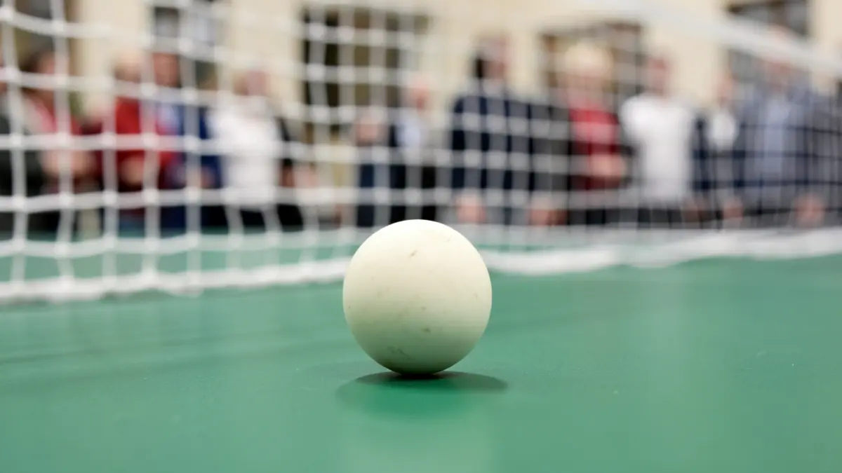 Imagen genérica de una pelota de tenis de mesa sobre una mesa verde.