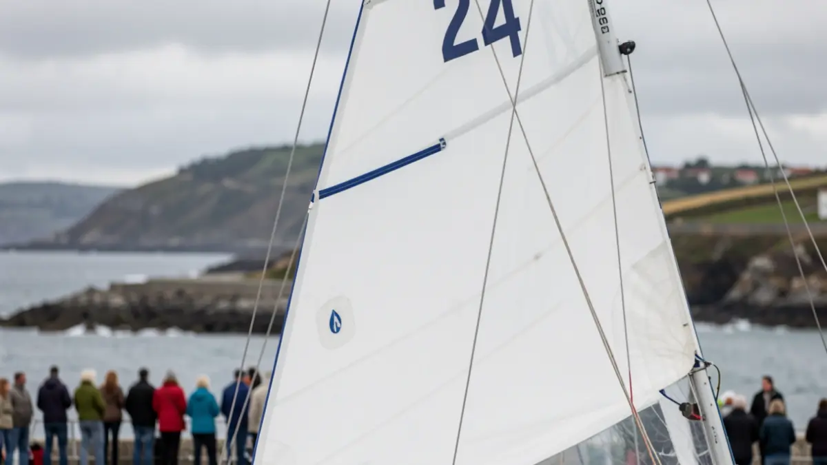 Imaxe dunha vela de Snipe co número 24, na Ría de Vigo.