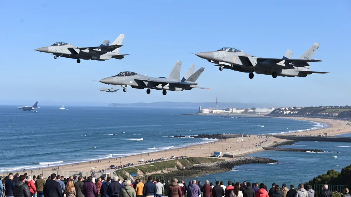 Imagen genérica de aeronaves militares sobrevolando la costa de Vigo.