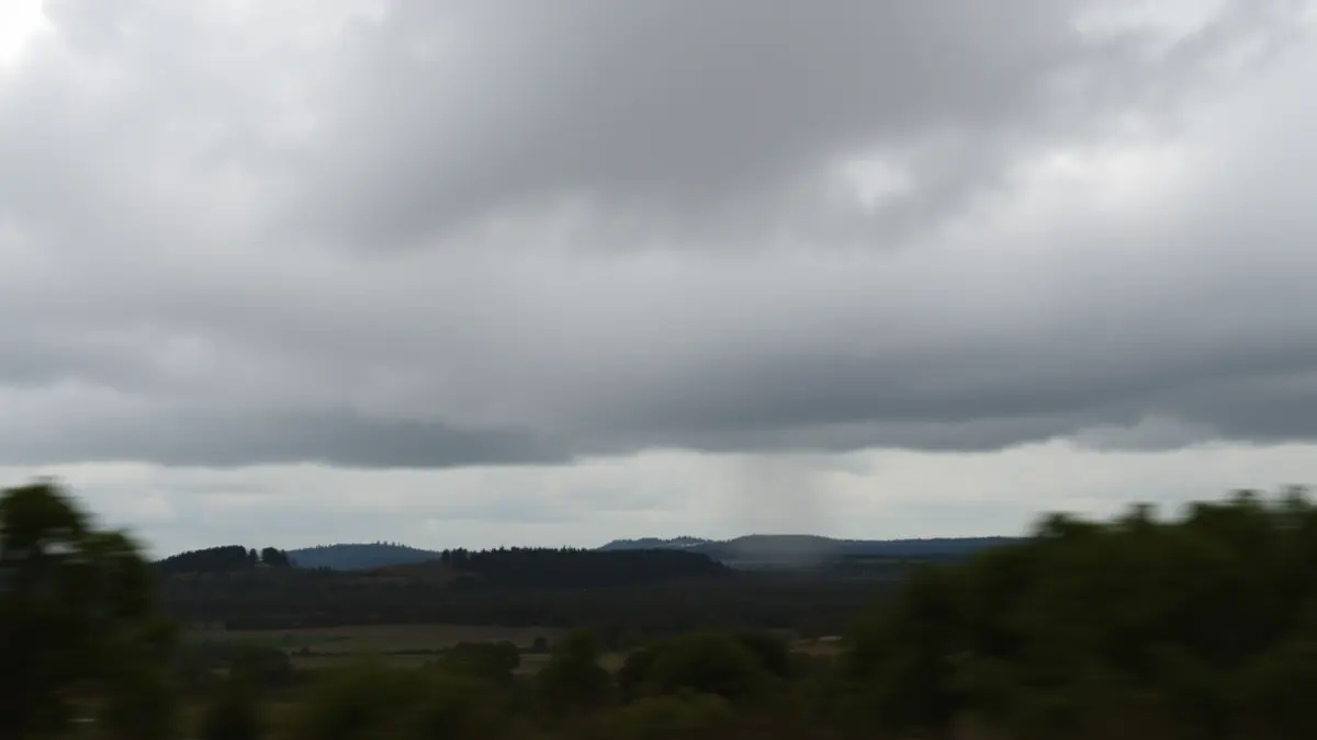 Imagen genérica de un cielo nublado con lluvia ligera sobre un paisaje gallego.