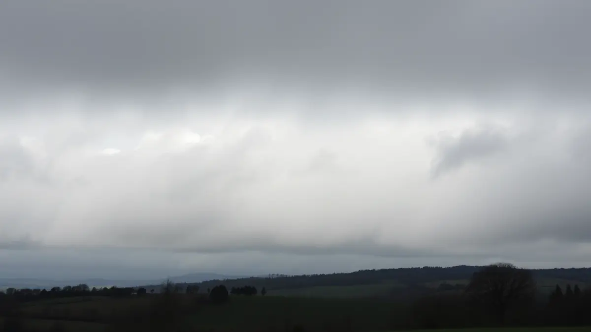 Imagen genérica de un cielo cubierto con nubes altas sobre un paisaje gallego.